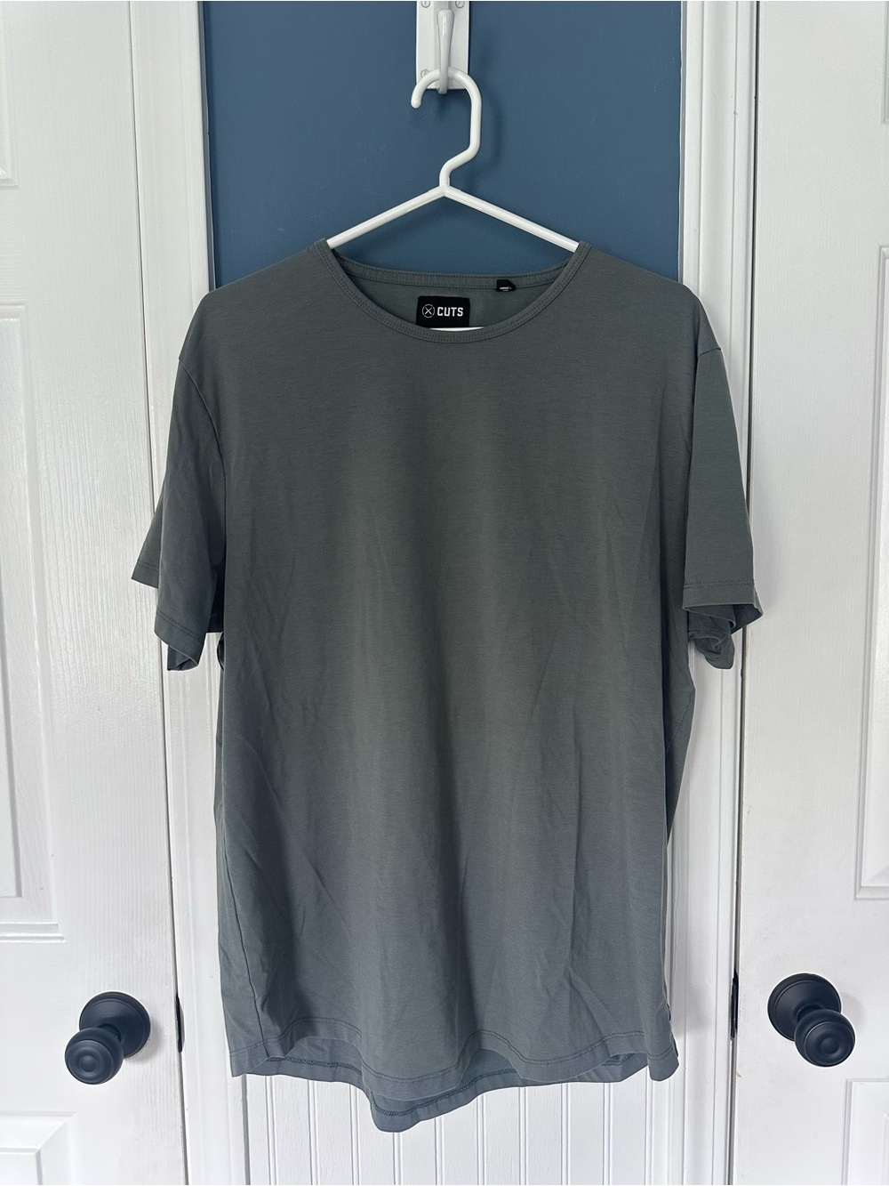 Cuts Clothing Men's Short Sleeve Crew Neck T-Shirt — Gray